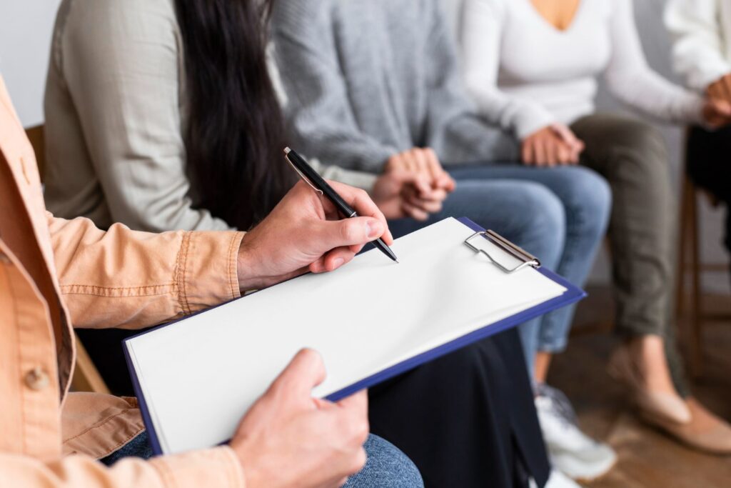 sesiones breves con tareas entre sesiones y revisión de avances